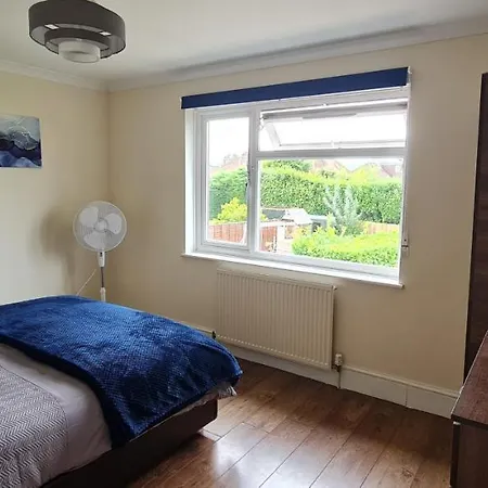 6 Bedroom Spacious Villa, Free Parking Byfleet Exterior photo