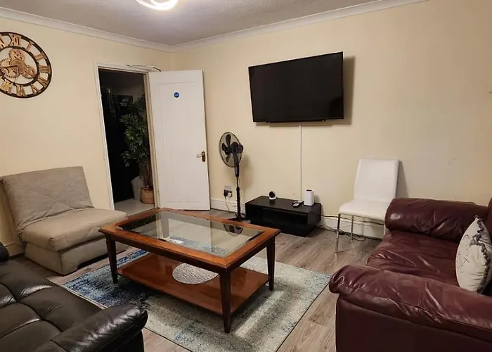 6 Bedroom Spacious Villa, Free Parking