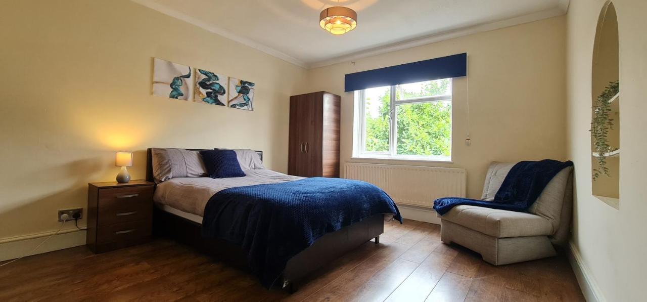 6 Bedroom Spacious Villa, Free Parking Villa Byfleet