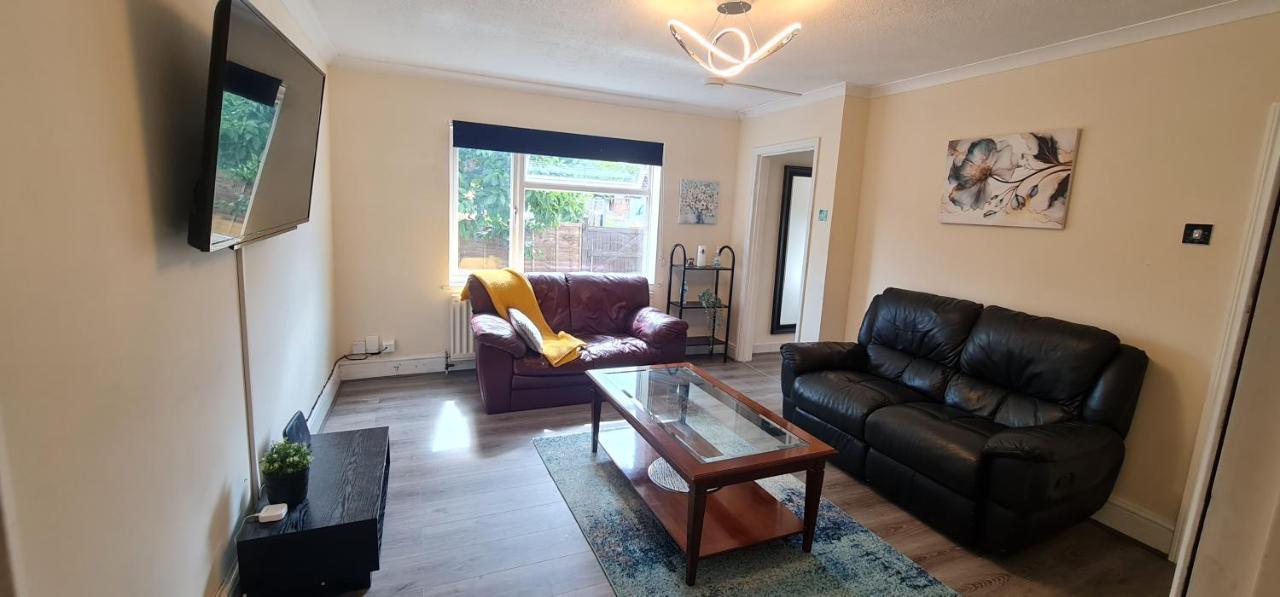 6 Bedroom Spacious Villa, Free Parking *