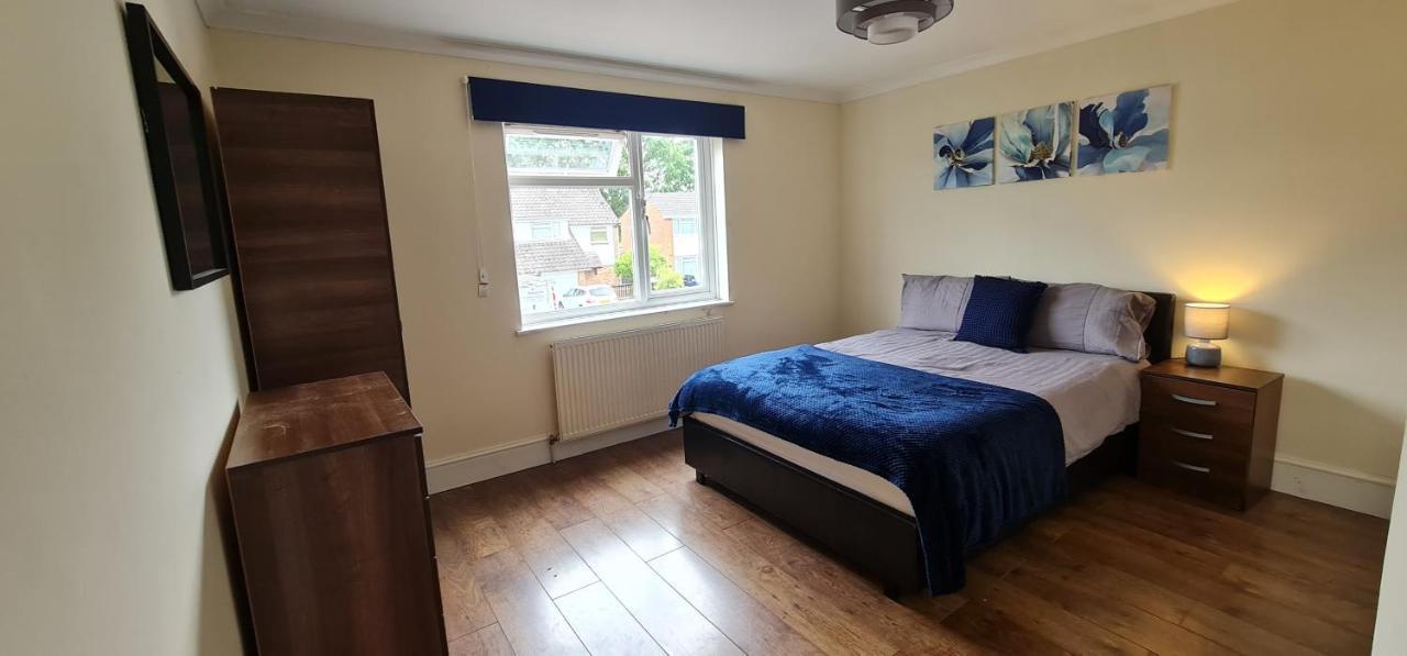 6 Bedroom Spacious Villa, Free Parking Villa Byfleet