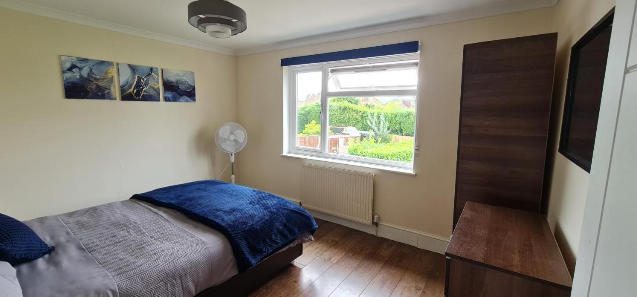 6 Bedroom Spacious Villa, Free Parking Byfleet