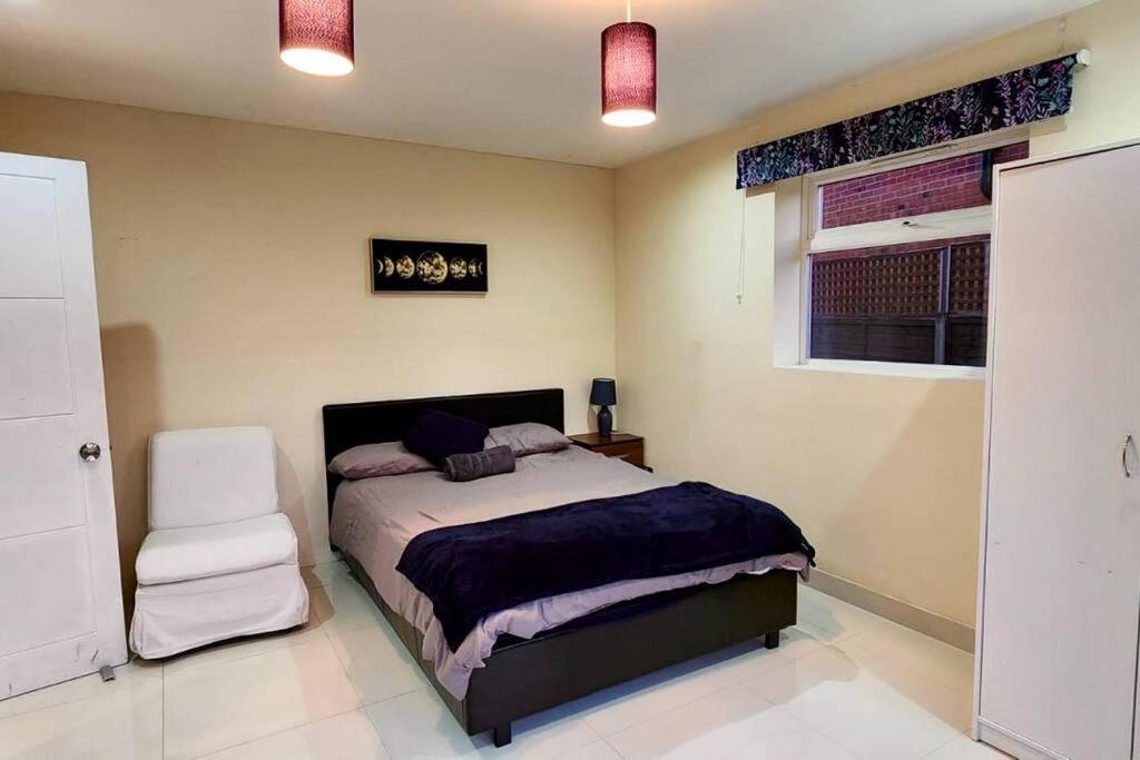 6 Bedroom Spacious Villa, Free Parking * Byfleet