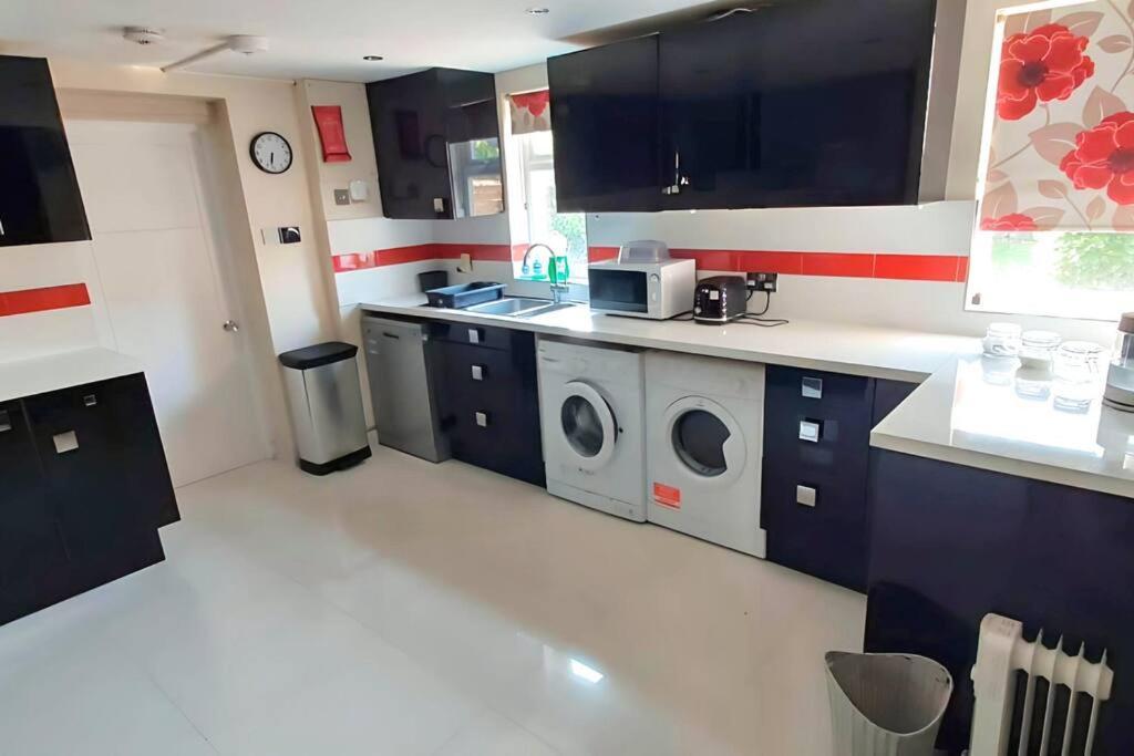 Villa 6 Bedroom Spacious Villa, Free Parking *