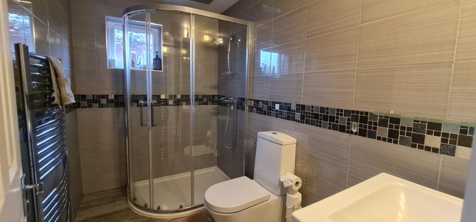 6 Bedroom Spacious Villa, Free Parking *