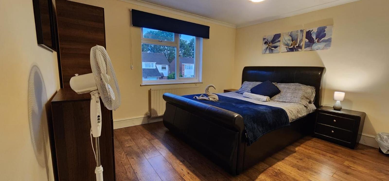6 Bedroom Spacious Villa, Free Parking Byfleet